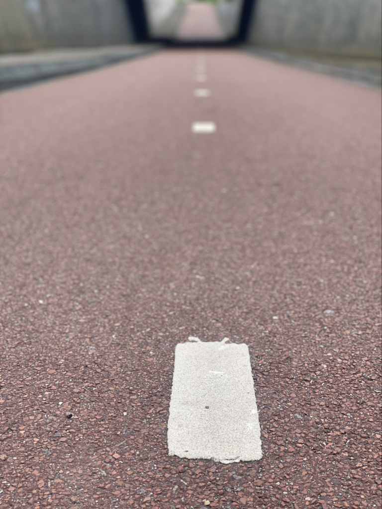 kale weg met witte middenstreep die in de verte verdwijnt