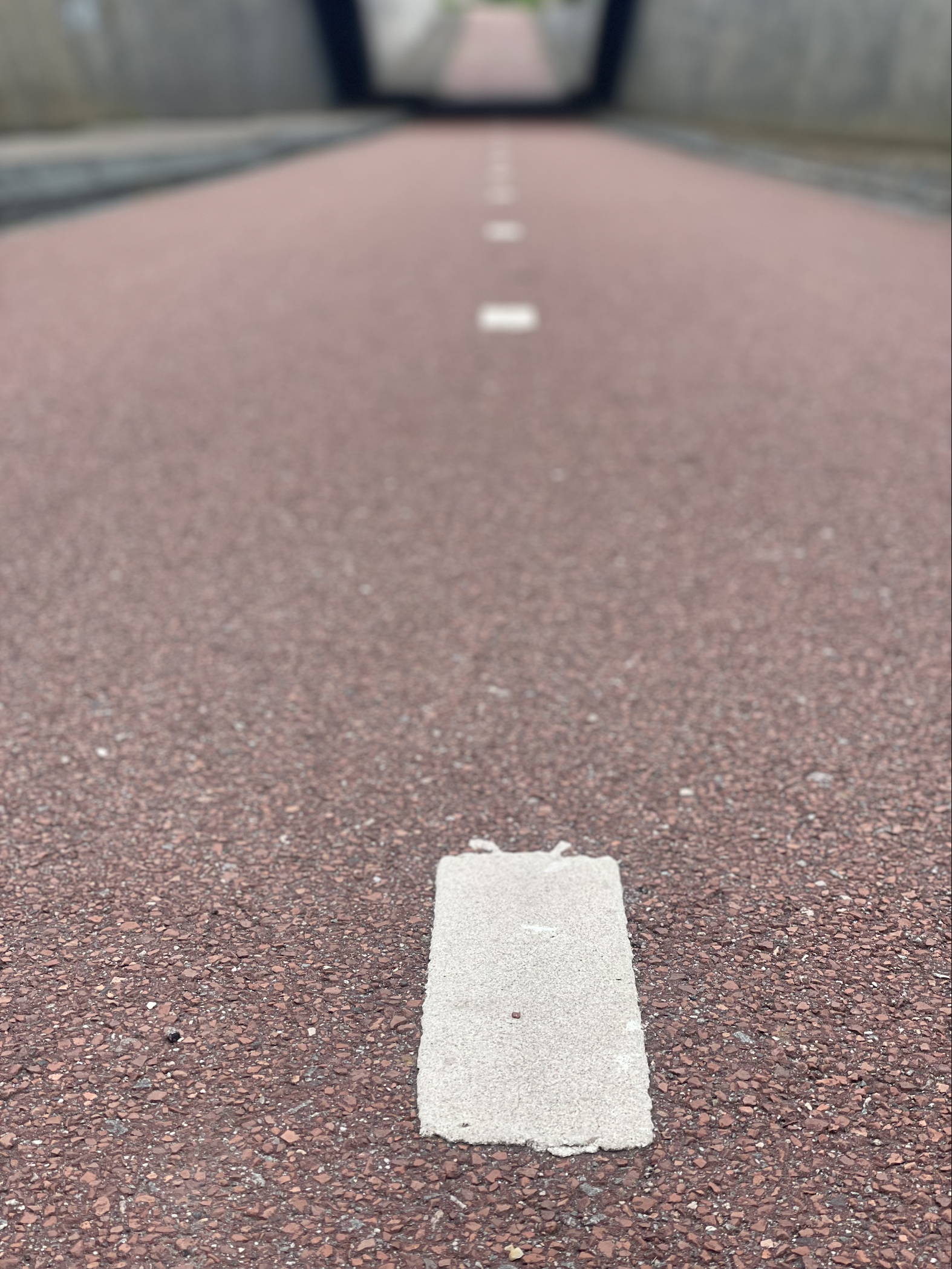 kale weg met witte middenstreep die in de verte verdwijnt