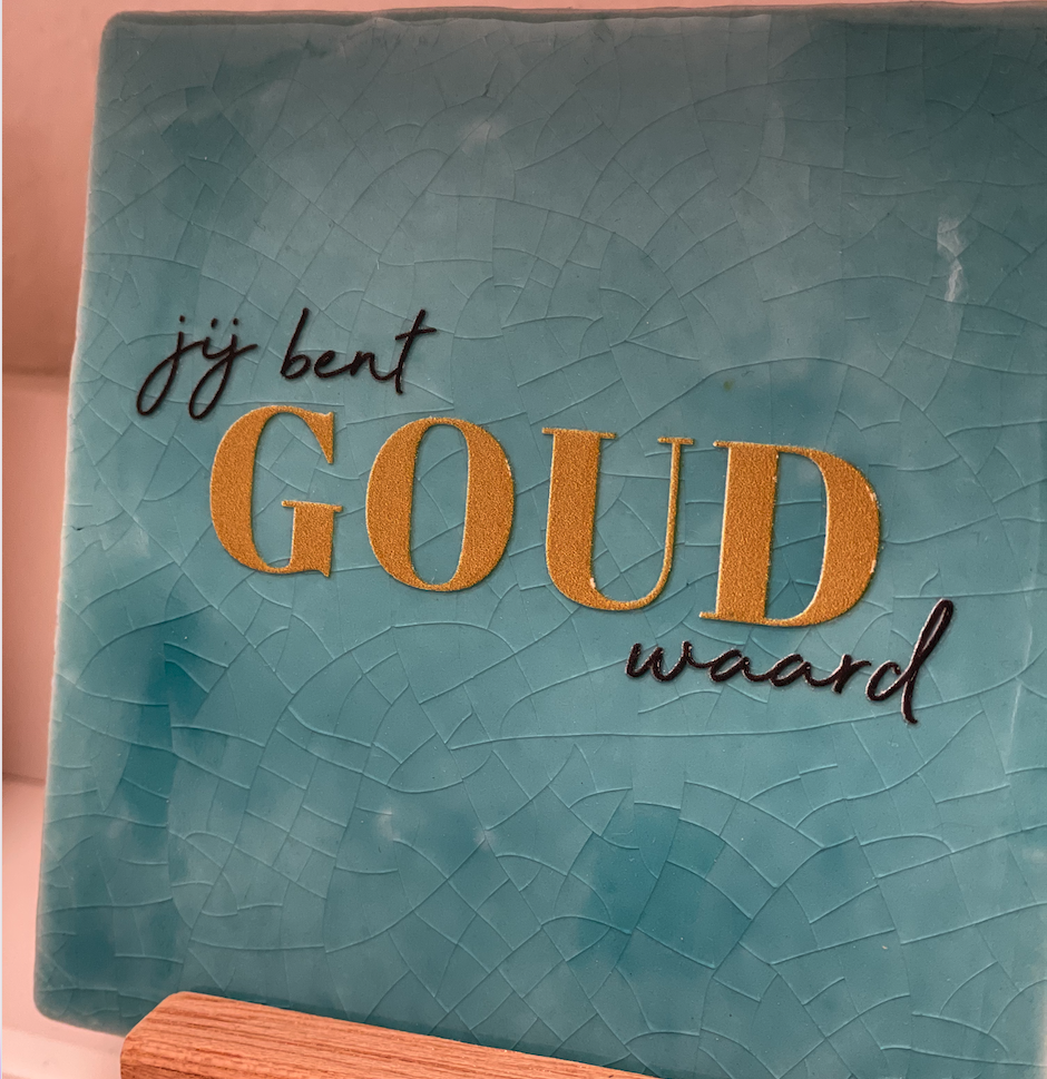 Tegel met de tekst ‘jij bent goud waard’ als symbool voor zelfwaardering, draagkracht en energieherstel.