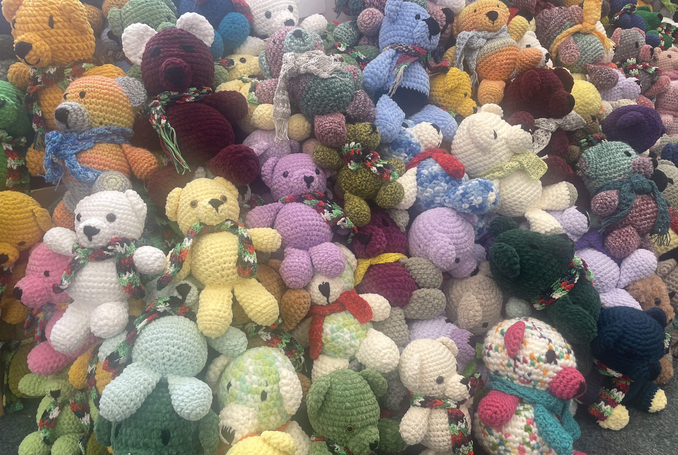 Gehaakte knuffels in verschillende kleuren, symbool voor keuze en mogelijkheden.
